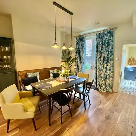 At No 4 Centre בית נופש *