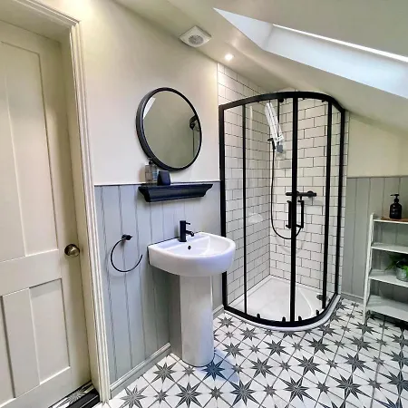 At No 4 Centre * יורק