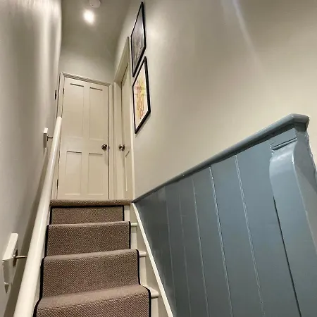 At No 4 Centre בית נופש