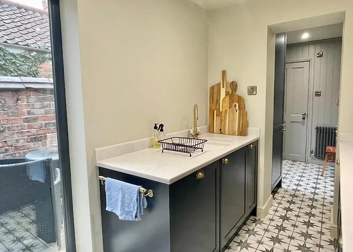 At No 4 Centre * 요크